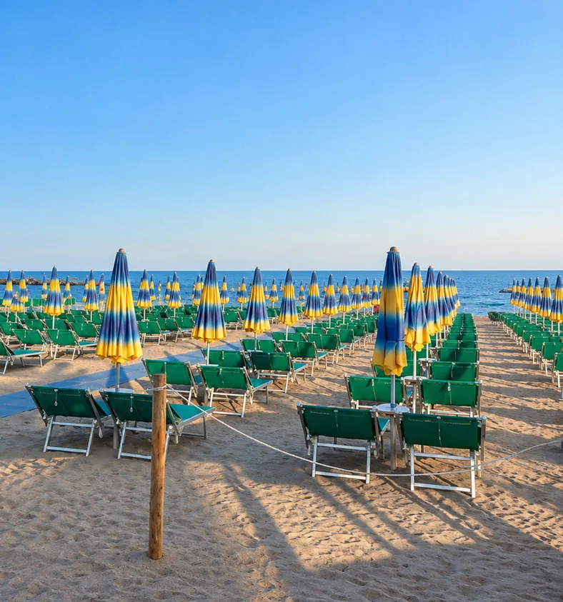 Lettini e ombrelloni dei Bagni Giardino al tramonto, spiaggia convenzionata a 100 m dall'Hotel Sole Mare