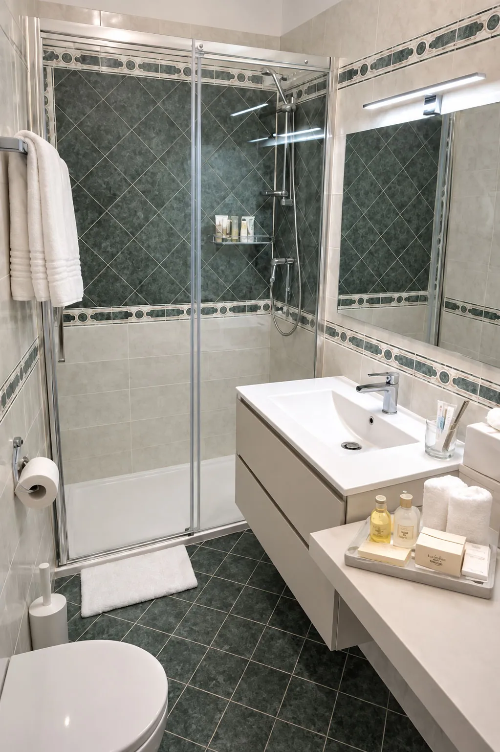 Bagno privato rinnovato nel 2025 di una camera dell'Hotel Sole Mare a Diano Marina