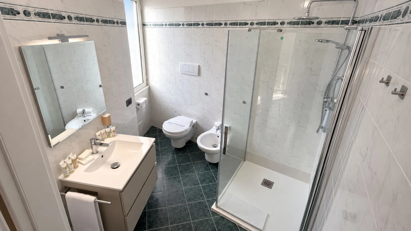 Bagno con doccia di una camera dell'Hotel Sole Mare a Diano Marina