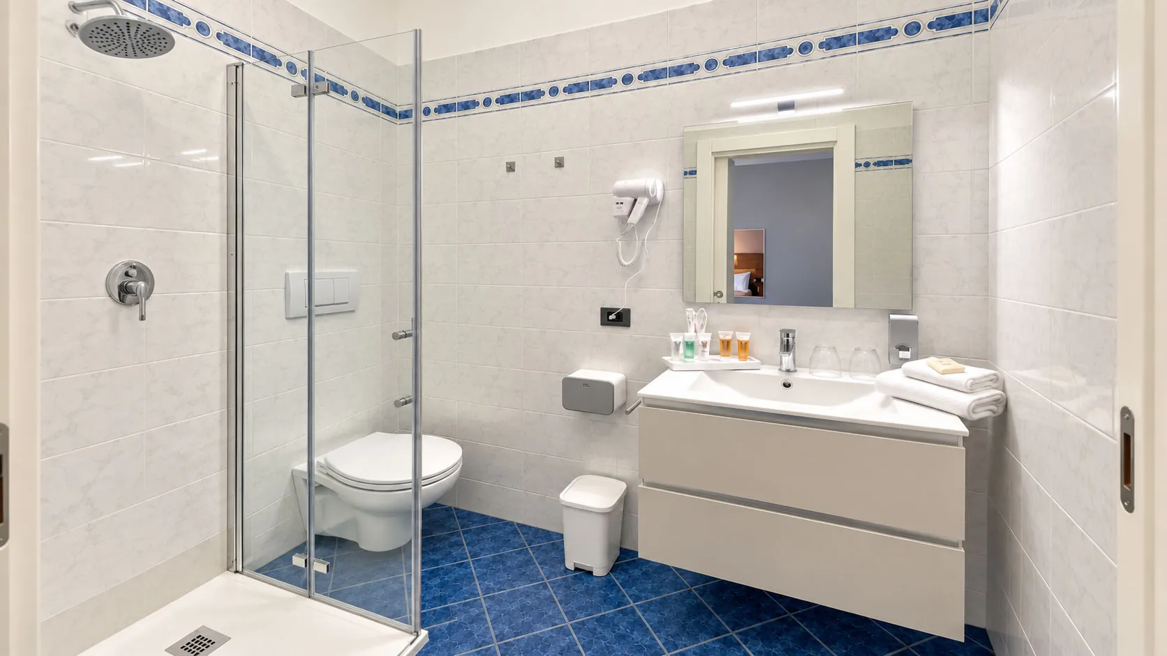 Dettaglio del bagno rinnovato nel 2025 all'Hotel Sole Mare di Diano Marina