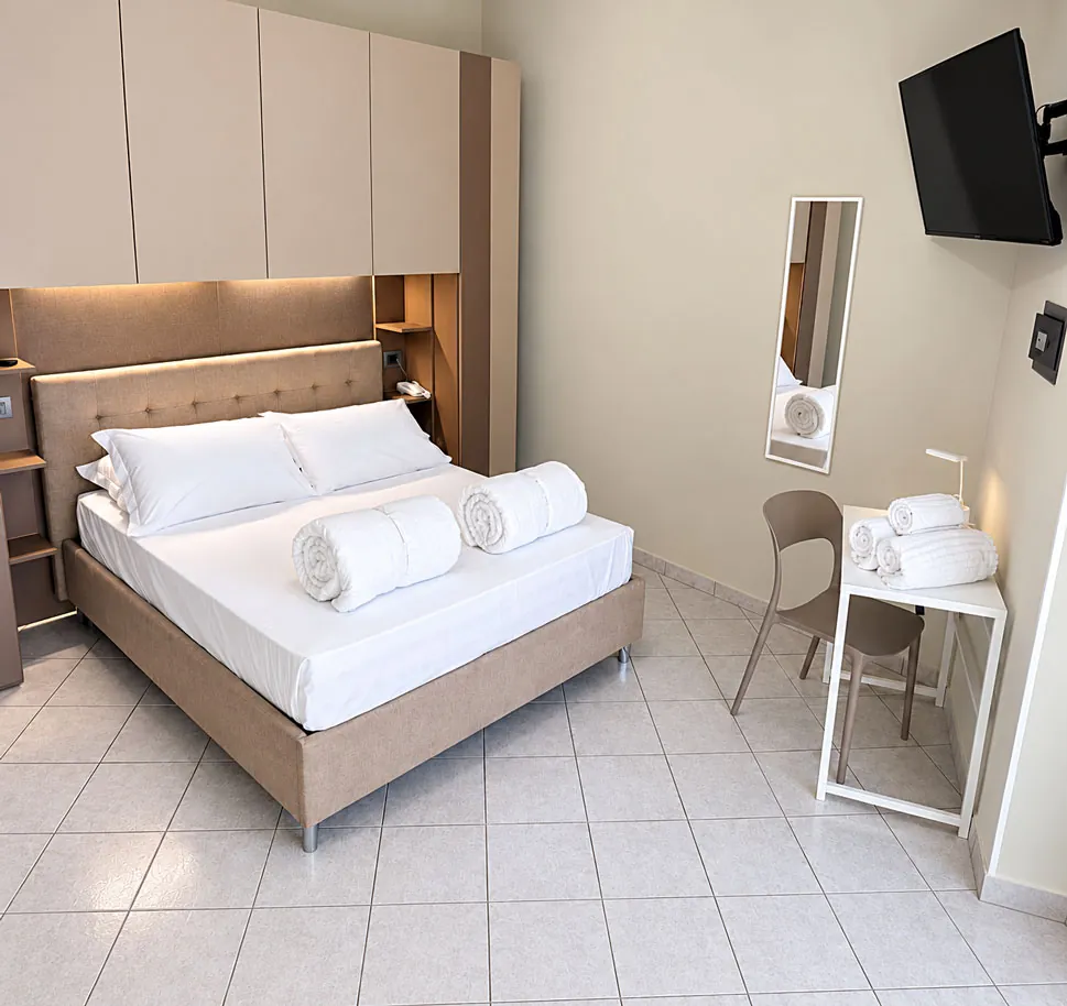 Letto matrimoniale di una camera rinnovata nel 2025 all'Hotel Sole Mare di Diano Marina