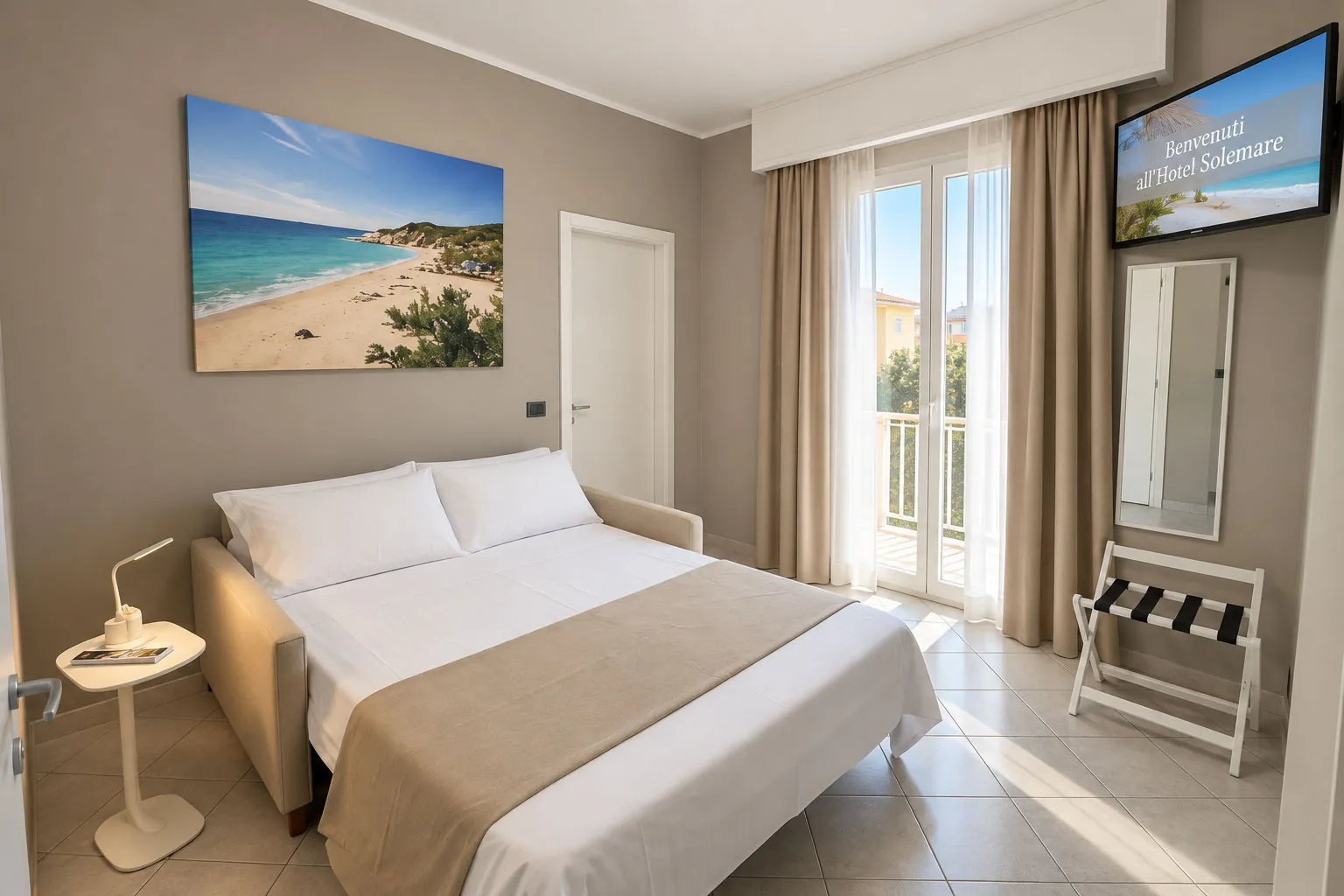 Camera con divano letto dell'Hotel Sole Mare a Diano Marina