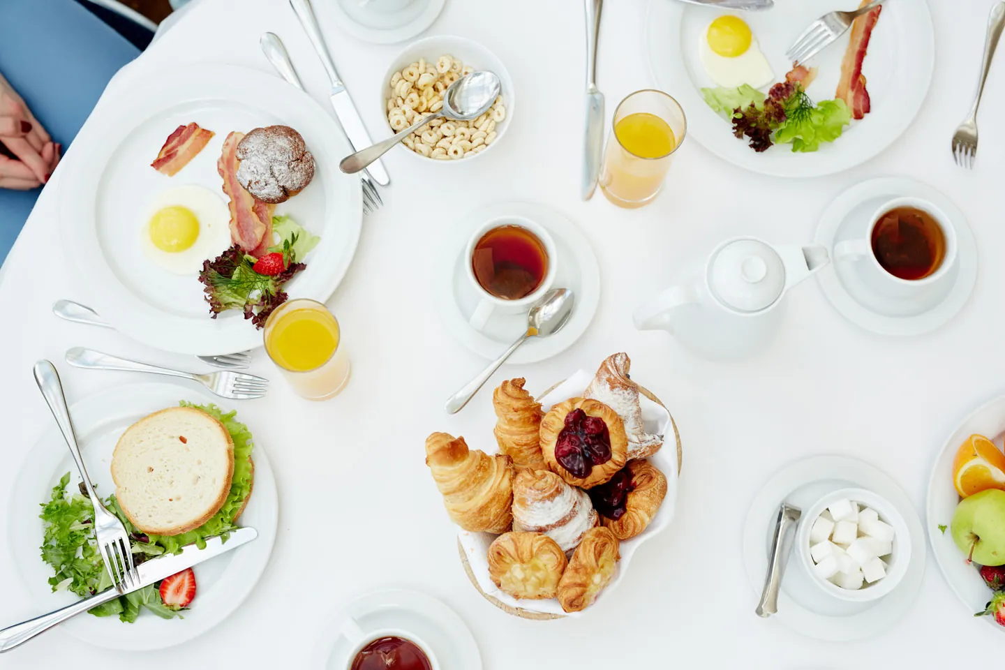 La colazione a buffet servita nel dehor dell'Hotel Sole Mare a Diano Marina