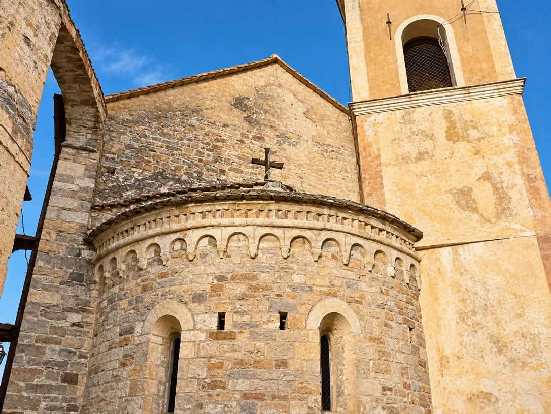 Il borgo collinare di Diano Castello, che domina il Golfo Dianese