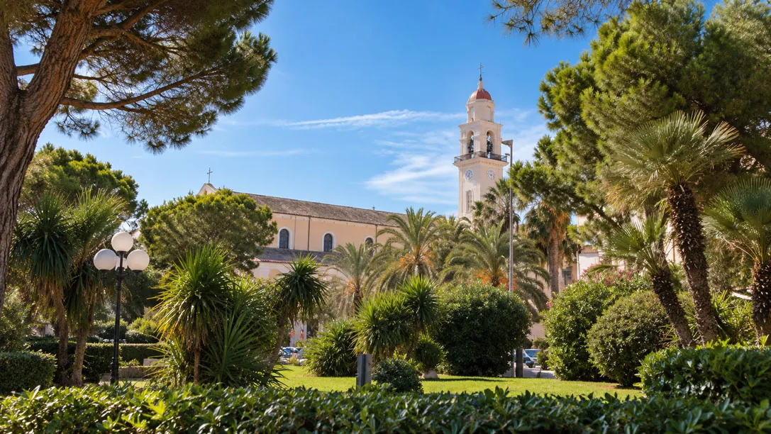 I giardini e il campanile nel centro di Diano Marina, a pochi passi dall'Hotel Sole Mare