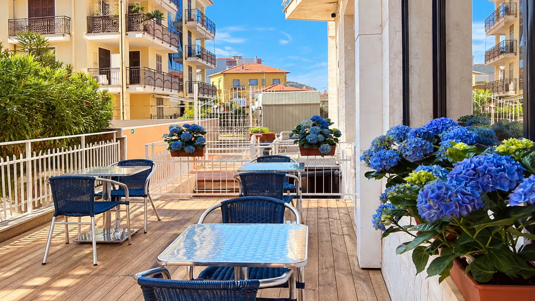 Il dehor esterno dell'Hotel Sole Mare a Diano Marina, con tavoli e ortensie