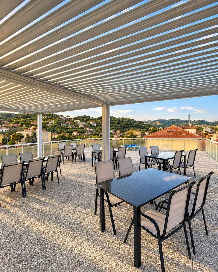 Terrazza panoramica con pergola dell'Hotel Sole Mare, vista sulle colline di Diano Marina
