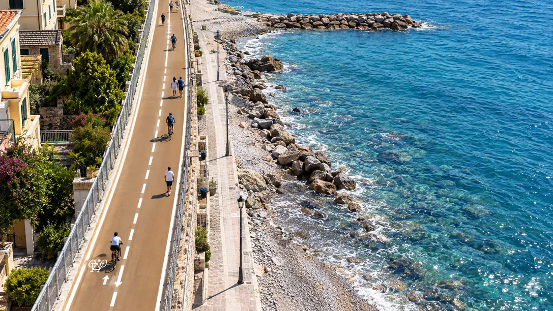 Ciclisti sulla pista ciclabile del Ponente Ligure lungo il mare, vicino all'Hotel Sole Mare di Diano Marina