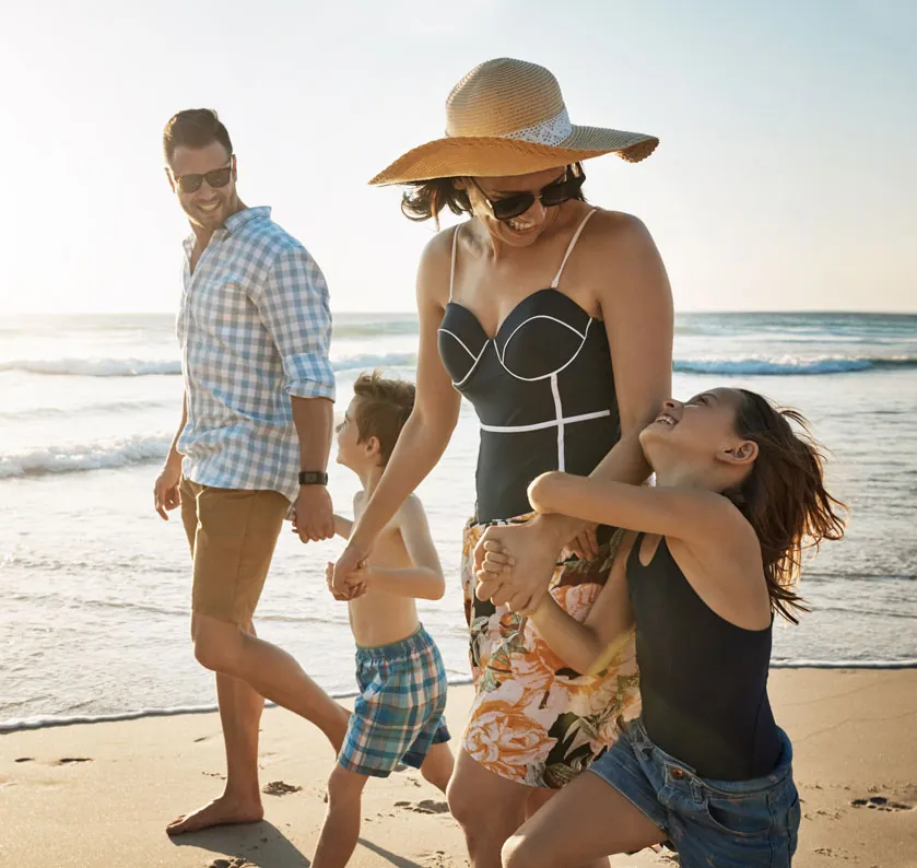 Famiglia con bambini in riva al mare, vacanza a Diano Marina